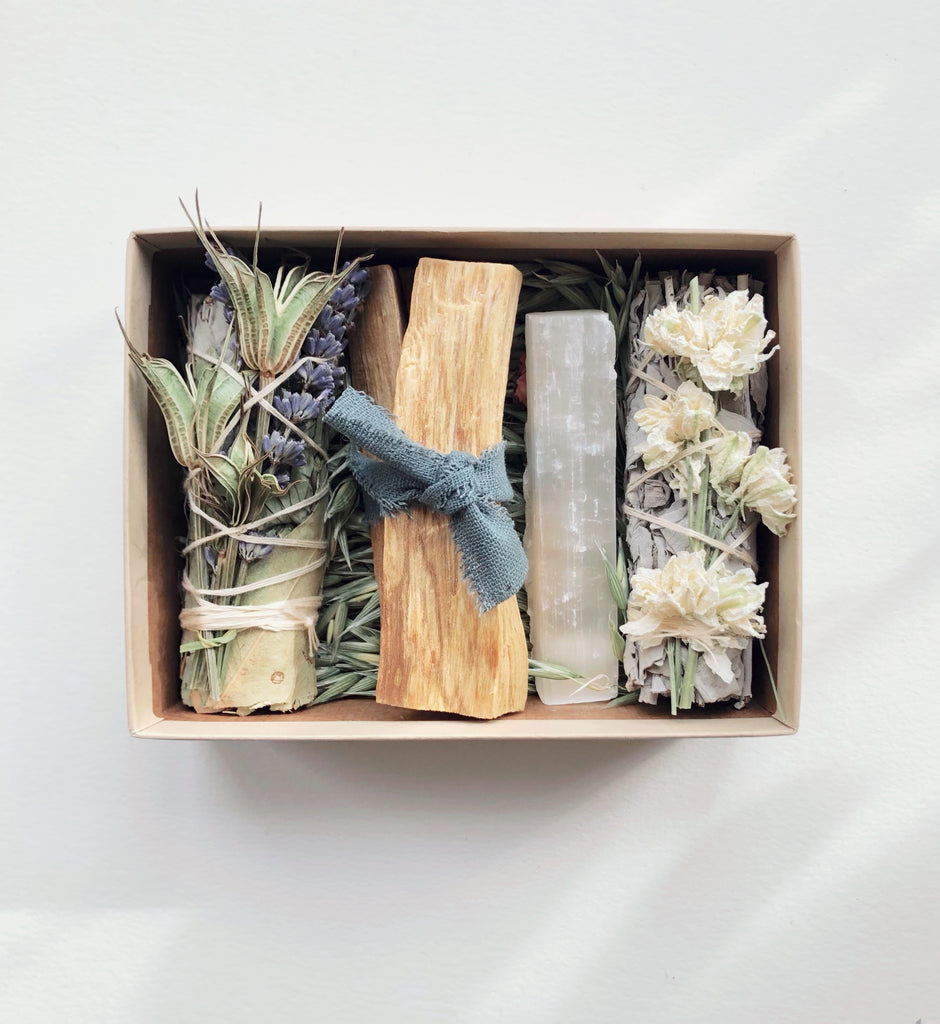 parigotte - Energy cleansing ritual kit - parigotte - Energy cleansing ritual kit - Californian Desert Sage with dried lavender bouquet, 2 AA grade Palo Santo Stick, White Sage from California, White Selenite Raw Crystal, Recycled Box / FSC certified