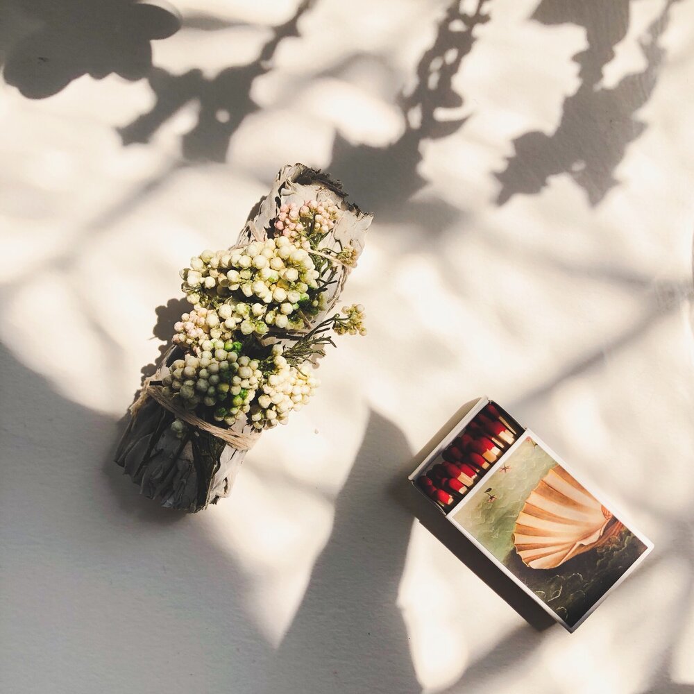 parigotte - Manifestation Meditation Ritual Kit -Californian White Sage with dried flowers bouquet , Match box