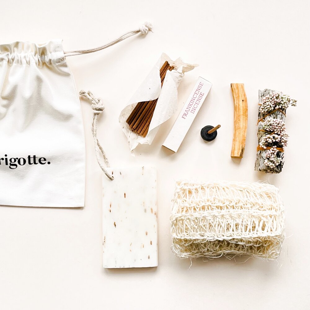 parigotte - Meditation and Bath Ritual Kit - Californian White Sage Smudge Stick with Flower, Palo Santo Stick, Soft Exfoliating Cushion, Lavender Soap (vegan) on a hemp Rope , 5 Sticks Frankincense Nepalese Incense , Cotton drawstring bag