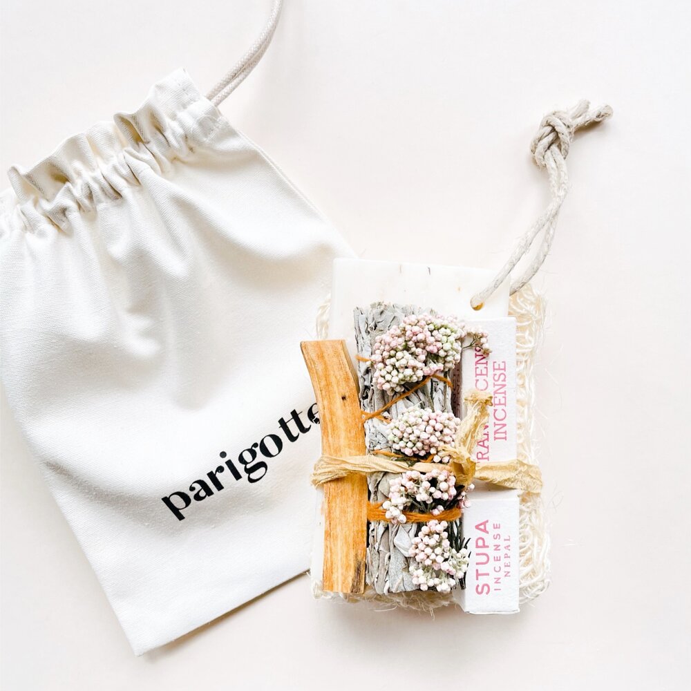 parigotte - Meditation and Bath Ritual Kit -  Californian White Sage Smudge Stick with Flower, Palo Santo Stick, Soft Exfoliating Cushion, Lavender Soap (vegan) on a  hemp Rope , 5 Sticks Frankincense Nepalese Incense  , Cotton drawstring bag