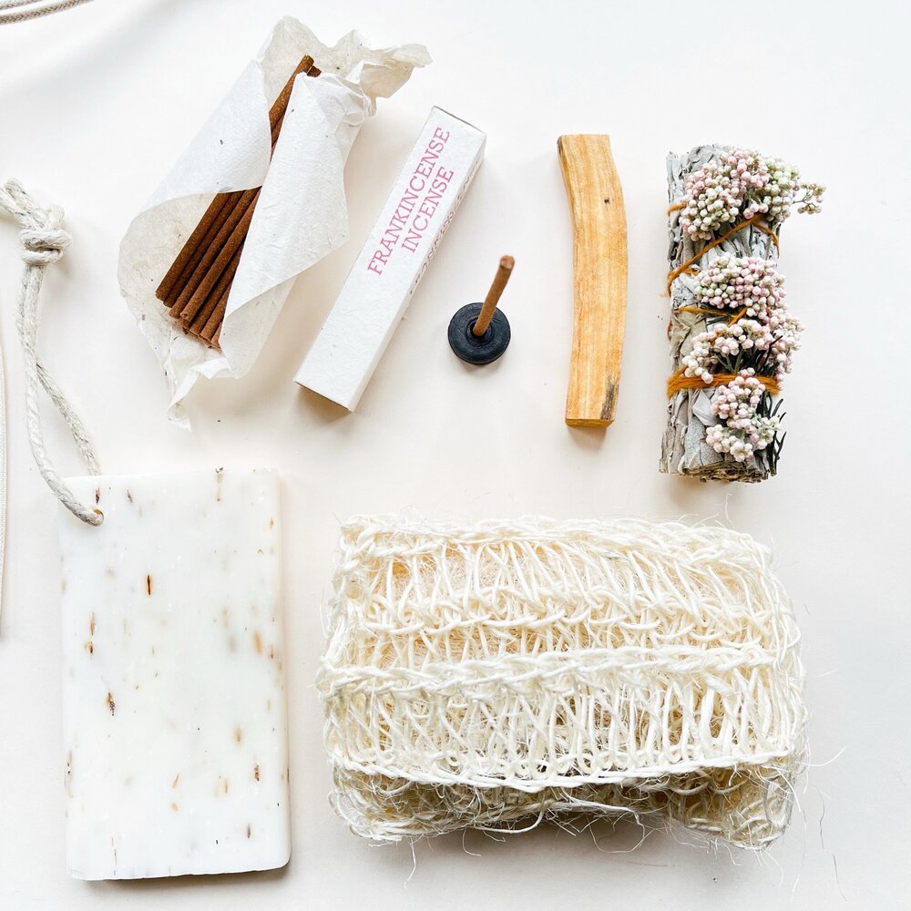 parigotte - Meditation and Bath Ritual Kit - Californian White Sage Smudge Stick with Flower, Palo Santo Stick, Soft Exfoliating Cushion, Lavender Soap (vegan) on a hemp Rope , 5 Sticks Frankincense Nepalese Incense 