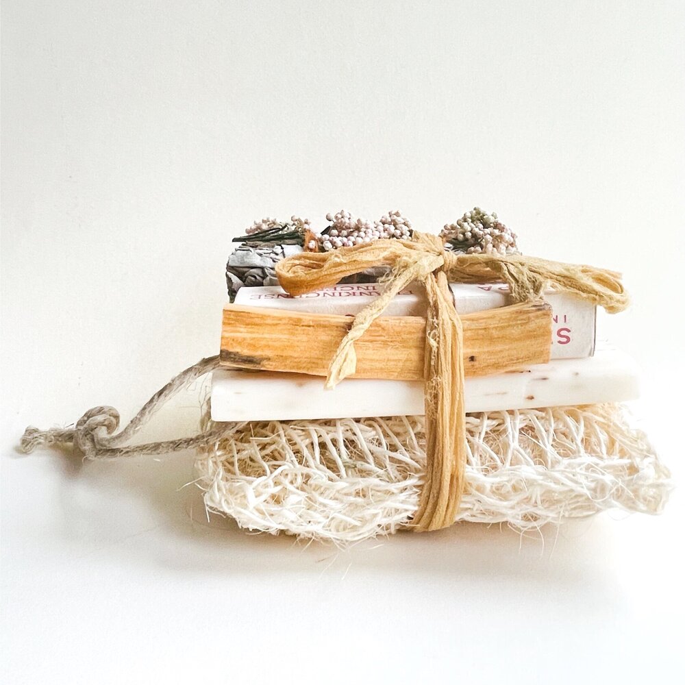 parigotte - Meditation and Bath Ritual Kit - Californian White Sage Smudge Stick with Flower, Palo Santo Stick, Soft Exfoliating Cushion, Lavender Soap (vegan) on a hemp Rope , 5 Sticks Frankincense Nepalese Incense 