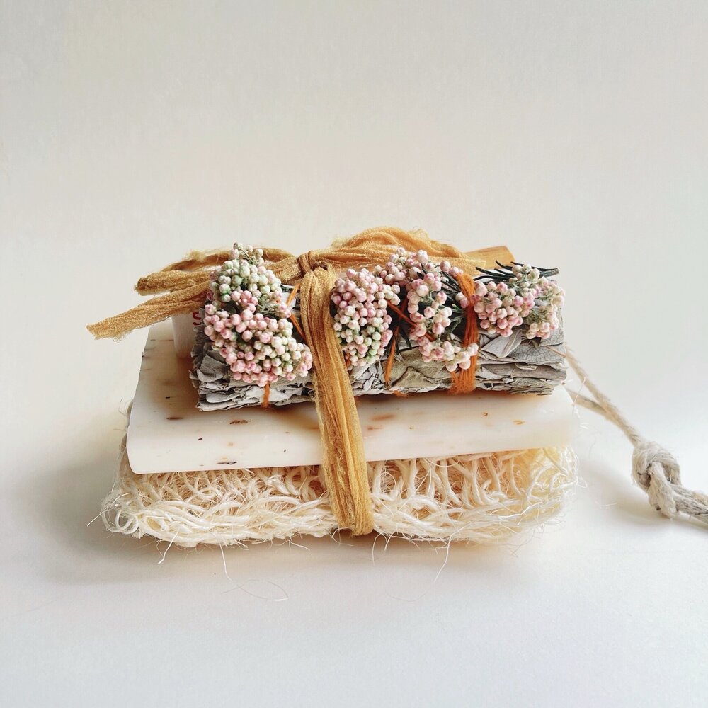 parigotte - Meditation and Bath Ritual Kit - Californian White Sage Smudge Stick with Flower, Palo Santo Stick, Soft Exfoliating Cushion, Lavender Soap (vegan) on a hemp Rope 