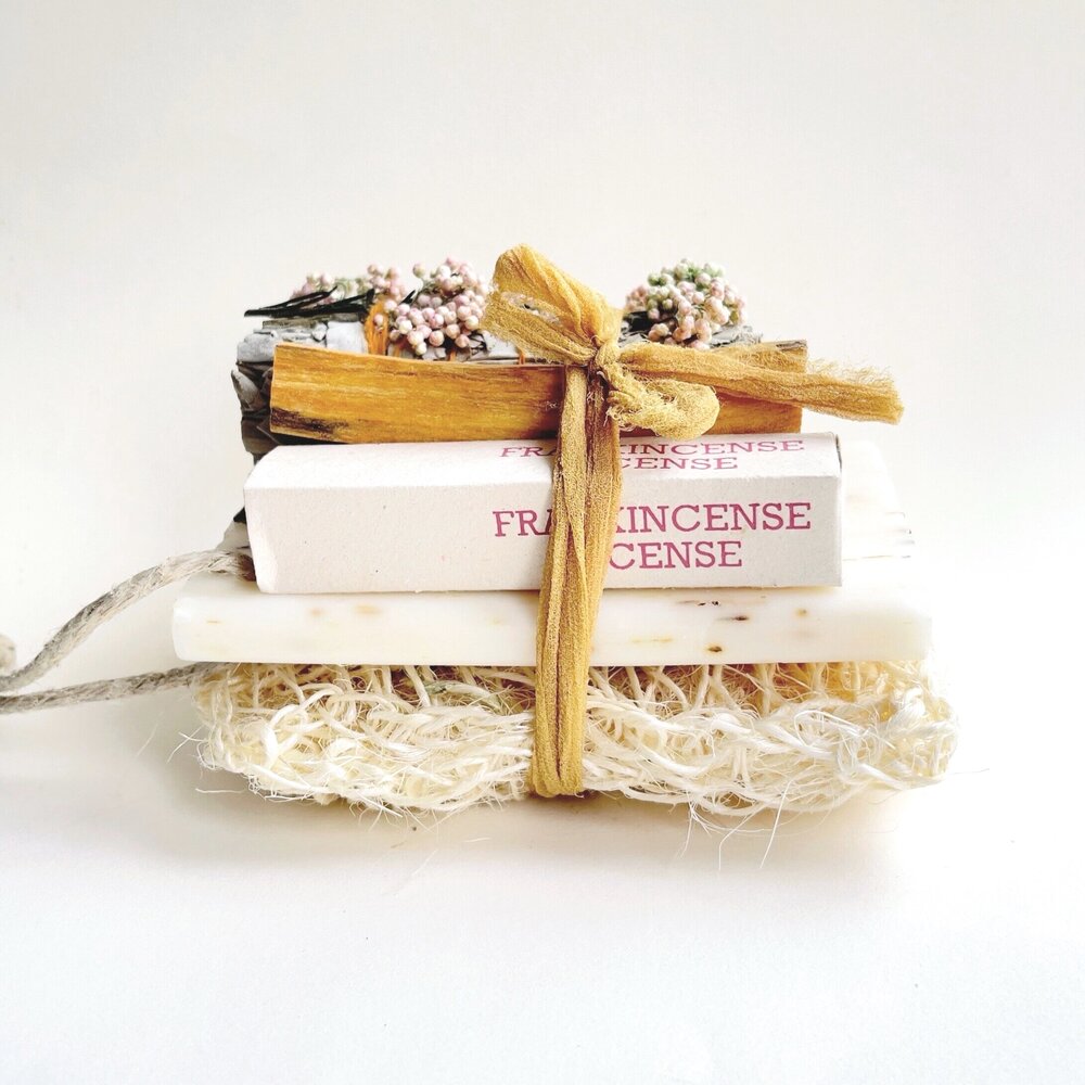 parigotte - Meditation and Bath Ritual Kit - Californian White Sage Smudge Stick with Flower, Palo Santo Stick, Soft Exfoliating Cushion, Lavender Soap (vegan) on a hemp Rope , 5 Sticks Frankincense Nepalese Incense 