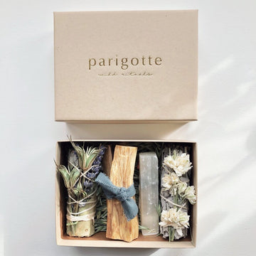 parigotte - Energy cleansing ritual kit - Californian Desert Sage with dried lavender bouquet,  2 AA grade Palo Santo Stick,  White Sage from California, White Selenite Raw Crystal, Recycled Box / FSC certified 