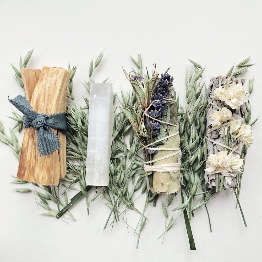 parigotte - Energy cleansing ritual kit - Californian Desert Sage with dried lavender bouquet,  2 AA grade Palo Santo Stick,  White Sage from California, White Selenite Raw Crystal